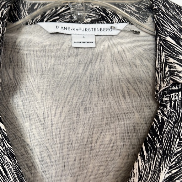 Diane Von Furstenberg Wrap Dress - size 4 - Picture 3 of 14